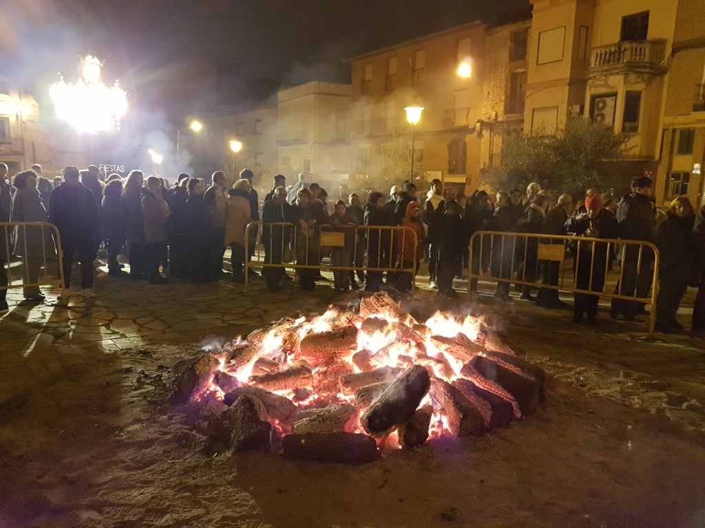 La hoguera de San Quílez congrega a decenas de vecinos en torno al fuego