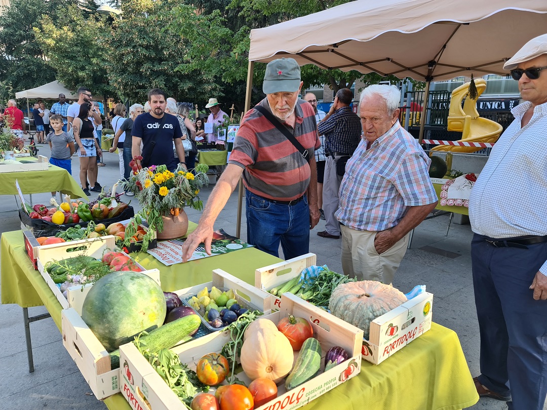 Los horticultores de Binéfar han mostrado sus productos ecológicos en la plaza de España