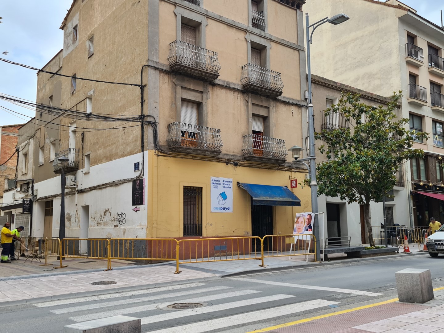 Desalojado un edificio en el centro y acordonada la zona por riesgo de hundimiento