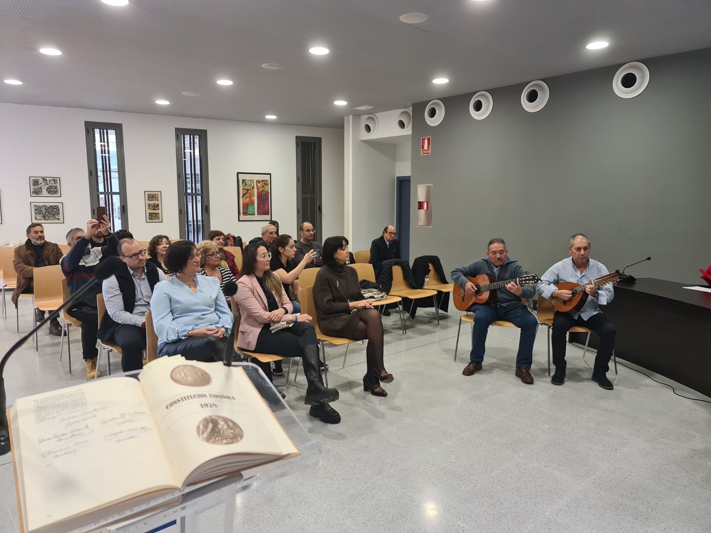 Lectura de la Constitución y jotas para conmemorar el aniversario de la carta magna en Binéfar