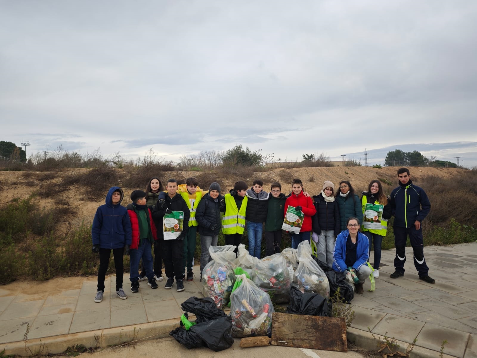 La Concejalía de Medio Ambiente y escolares de Binéfar recogen residuos sólidos urbanos del monte