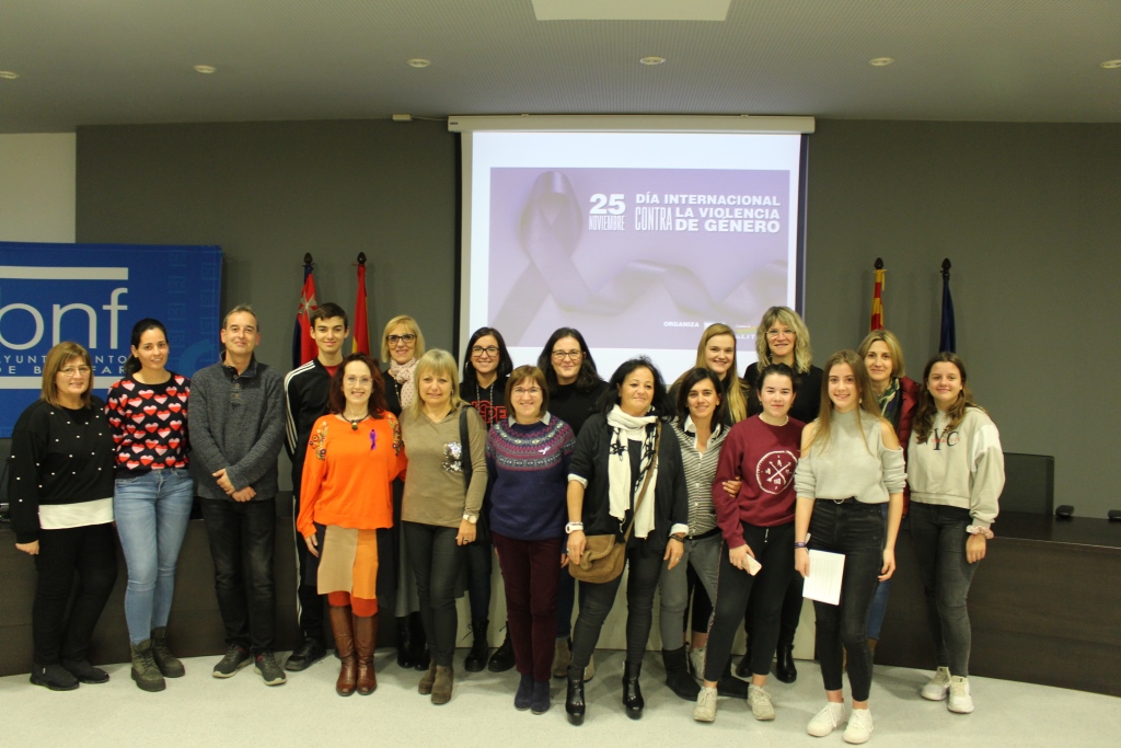 Mujeres de Binéfar se pronuncian contra la violencia de género