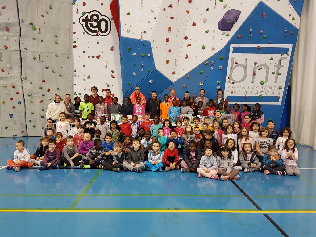 Cruz Roja Binéfar ha recogido los juguetes donados por los niños que han acudido al campus navideño de la concejalía de Deportes