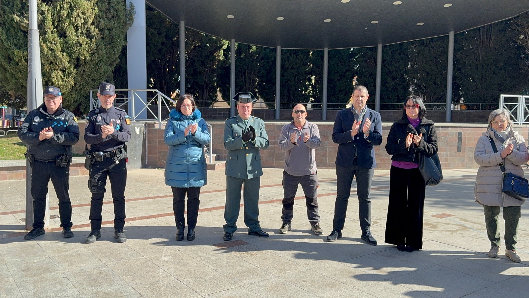 Binéfar transmite su duelo por la muerte de dos guardias civiles con un minuto de silencio en la plaza de España