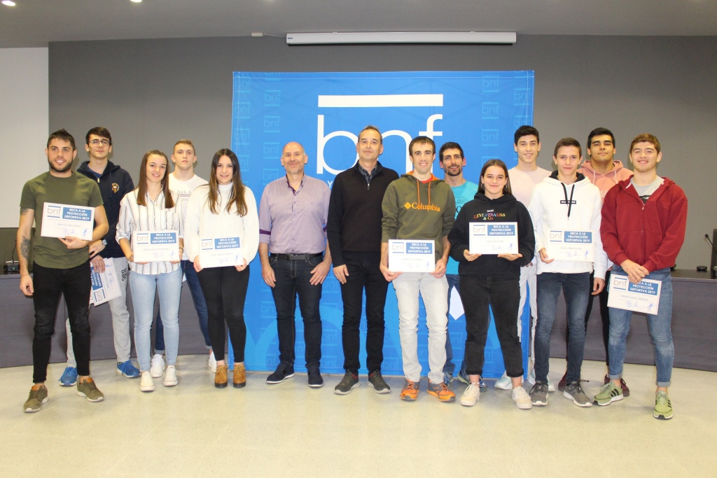 Dieciocho jóvenes deportistas binefarenses reciben becas municipales por su especial proyección