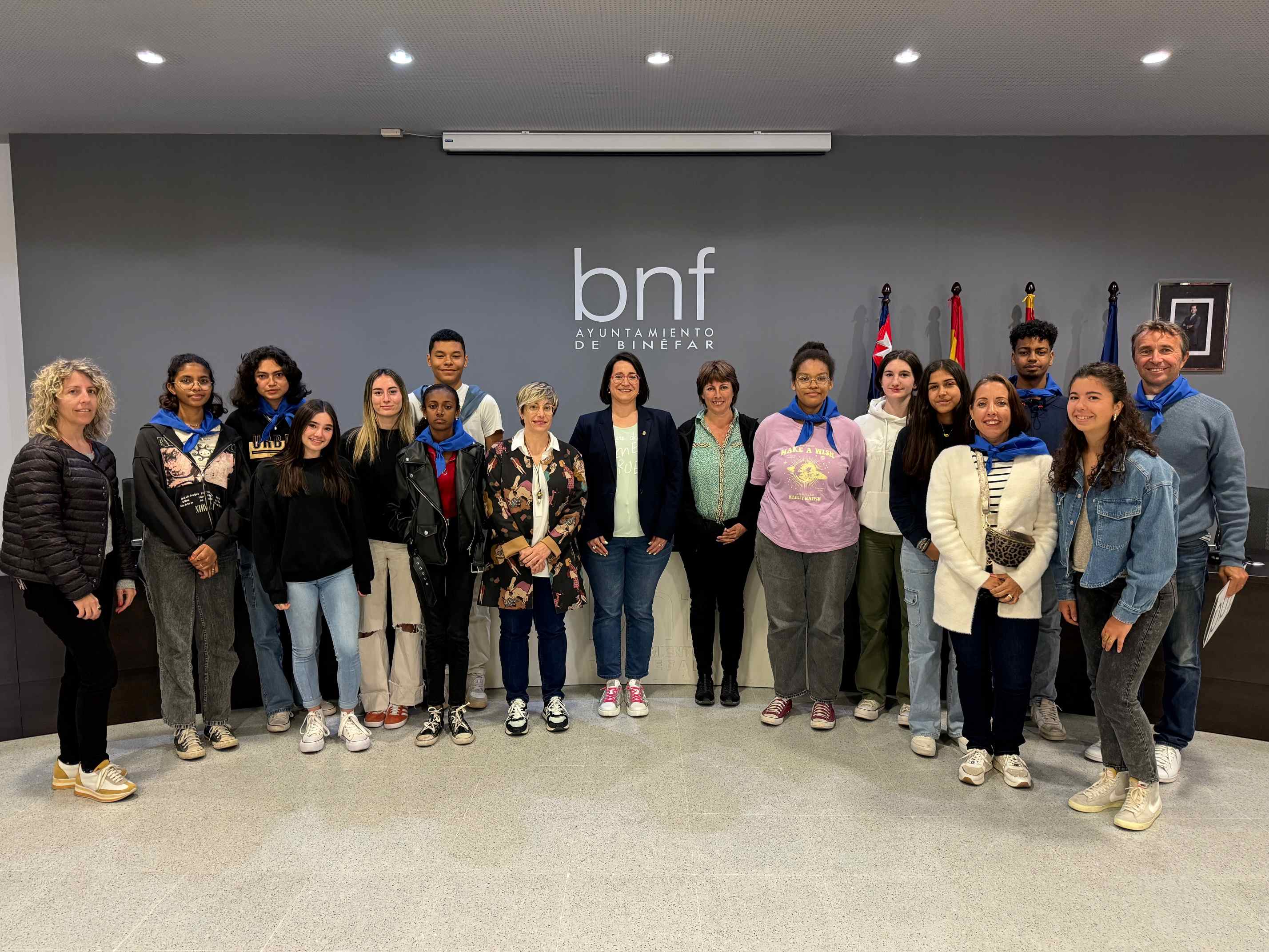 Alumnos de Islas Reunión conocen el Ayuntamiento de Binéfar