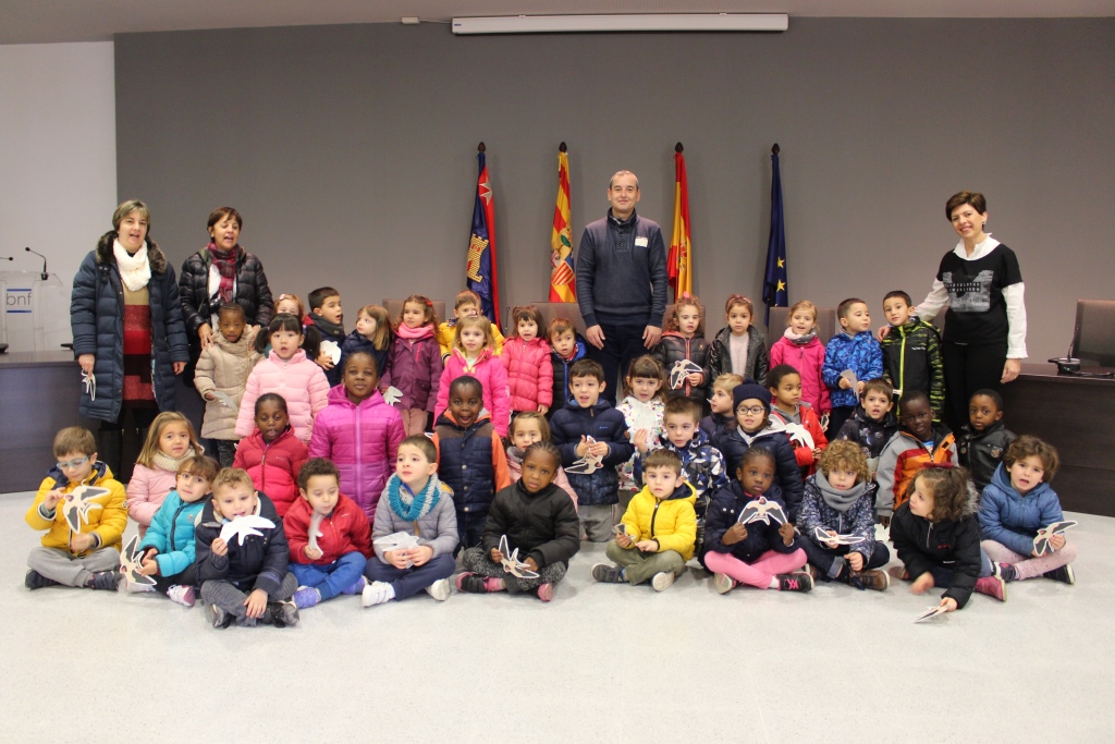 Escolares de 4 años del CEIP Víctor Mendoza visitan el Ayuntamiento de Binéfar