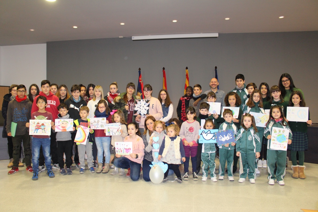 Los centros escolares de Binéfar celebran el Día de la Paz con un acto conjunto en el Ayuntamiento