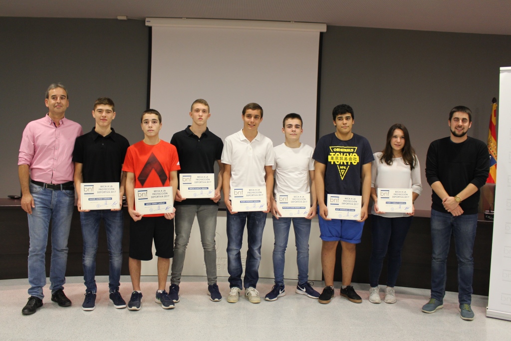 Nueve jóvenes deportistas de Binéfar reciben becas municipales por su especial proyección por valor de 6.000 euros