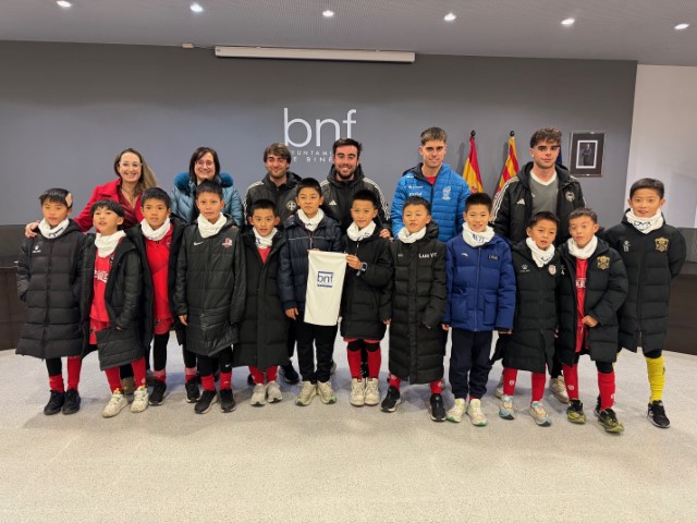 El Ayuntamiento recibe a un equipo de fútbol de China que se mide con el Benjamín A de Binéfar