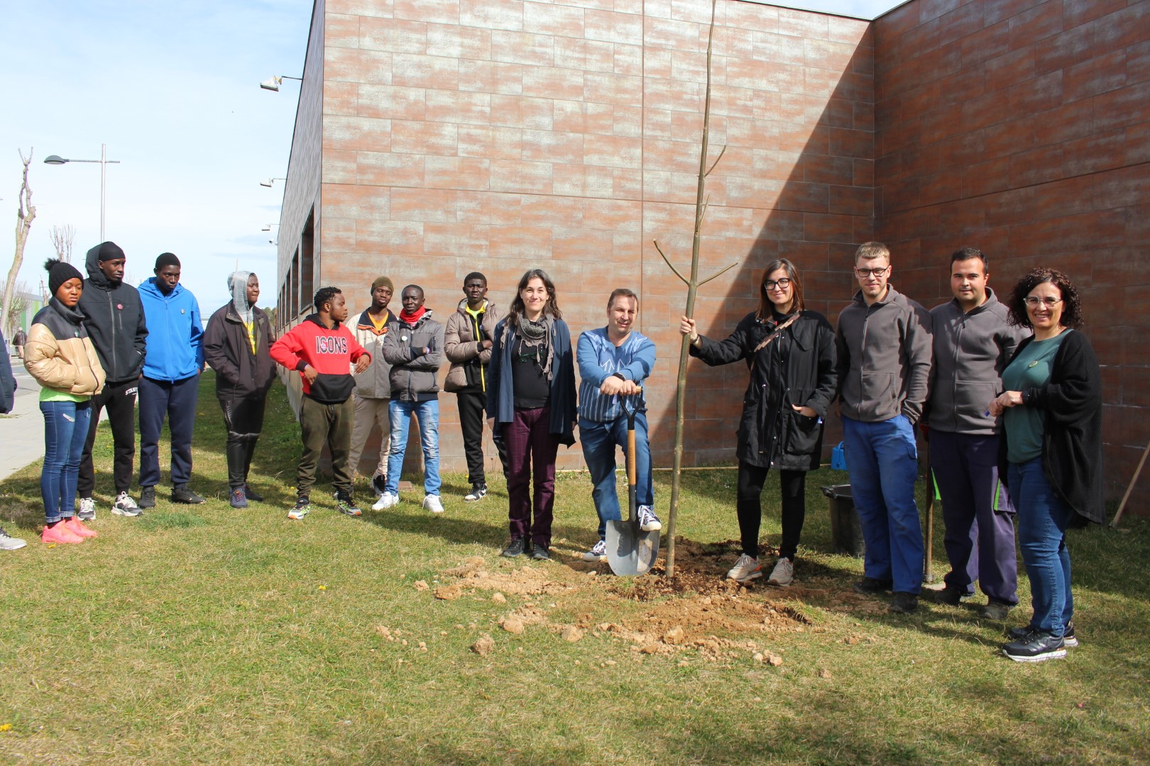 Binéfar planta un árbol para conmemorar el 8M