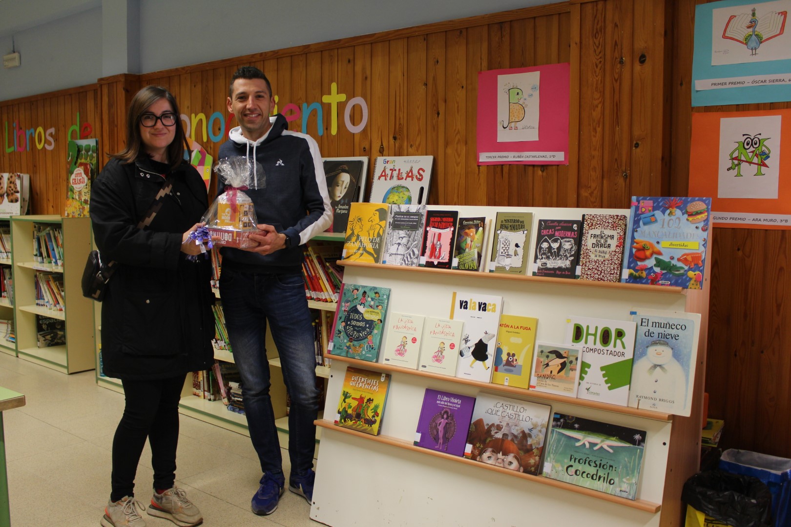 Teresa Pallás y Daniel Lloret en la biblioteca del Víctor Mendoza