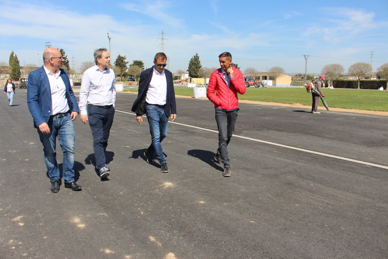 La pista de atletismo del CDM Los Olmos y las pistas deportivas de la calle Olriols, a punto de entrar en servicio