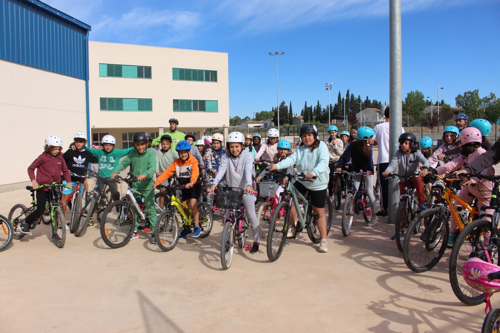 Los escolares de Binéfar aprenden a circular con el programa Aula en Bici que ofrece el Ayuntamiento