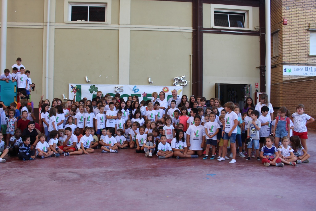 Cientos de niños han celebrado el 25 aniversario de la Ludoteca Municipal de Binéfar con juegos e hinchables