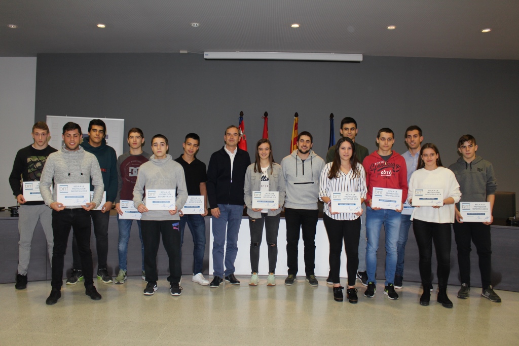 Quince jóvenes deportistas binefarenses reciben becas municipales por su especial proyección