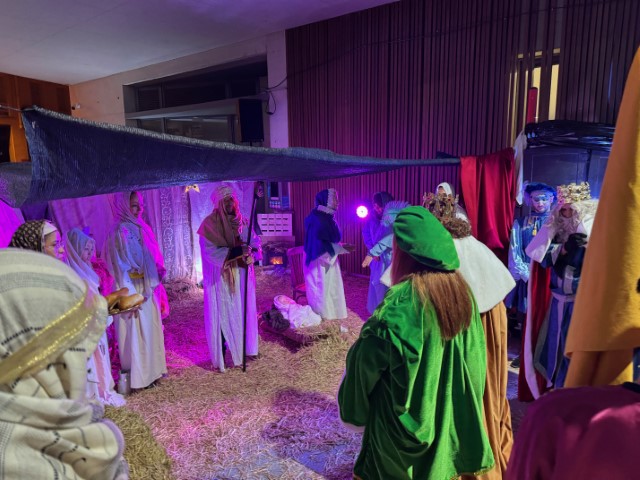 Los Reyes Magos de Oriente reparten regalos en Binéfar tras la adoración al niño Jesús en el Belén Viviente