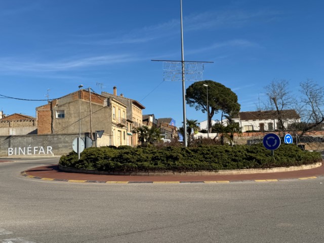 El Ayuntamiento de Binéfar pavimenta la rotonda de la calle Primero de Mayo