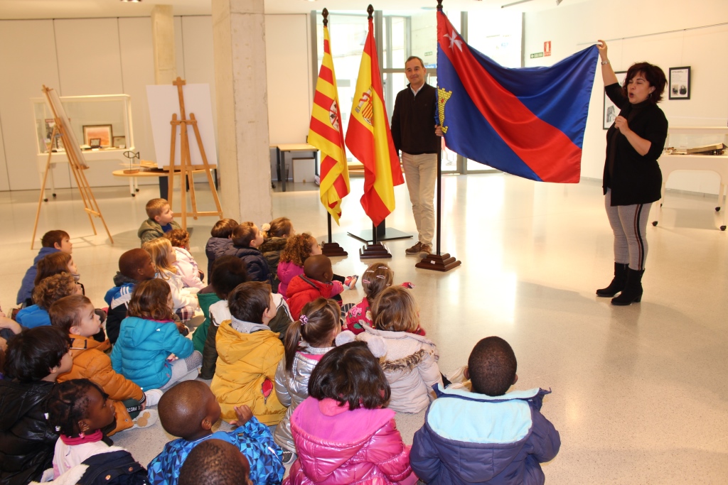 El alcalde recibe a escolares del CEIP Víctor Mendoza en la exposición de alcaldía