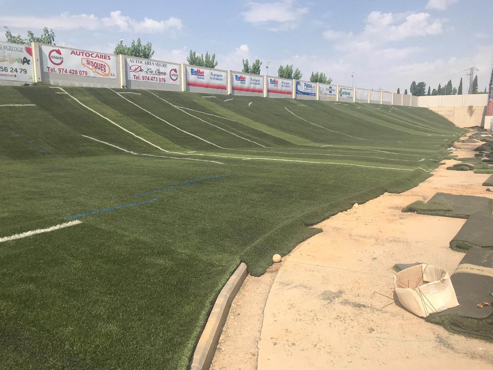 El Ayuntamiento recicla el césped artificial retirado de Los Olmos para cubrir rotondas y los laterales del campo de fútbol