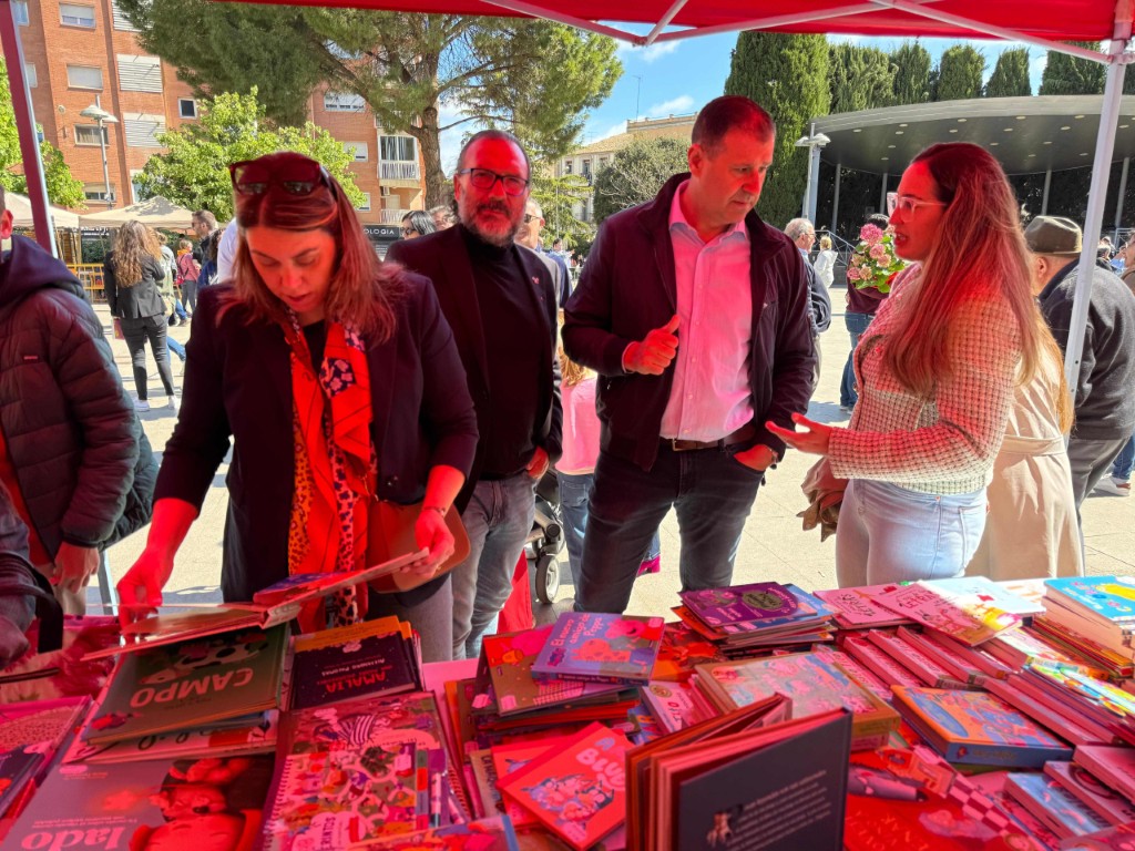 Libros, rosas, juegos y sabroso recao para celebrar San Jorge en Binéfar