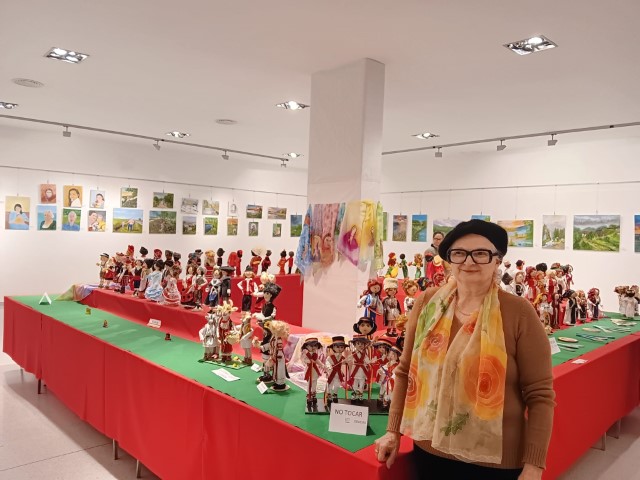 Binéfar acoge una exposición de Luciia Ionita  sobre muñecas con trajes típicos del mundo