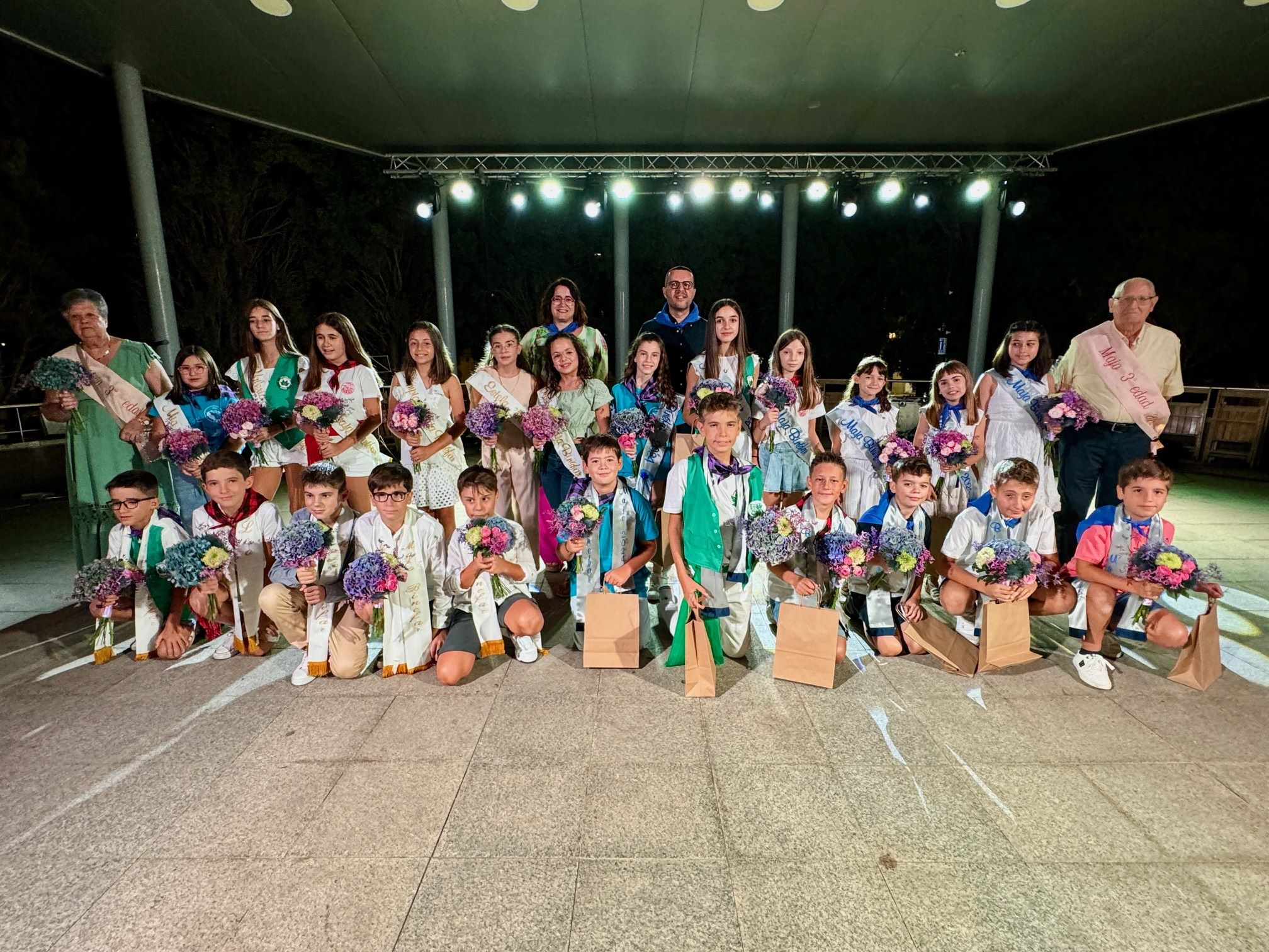 Binéfar inicia las prefiestas colocando a 59 bebes su primera pañoleta festiva