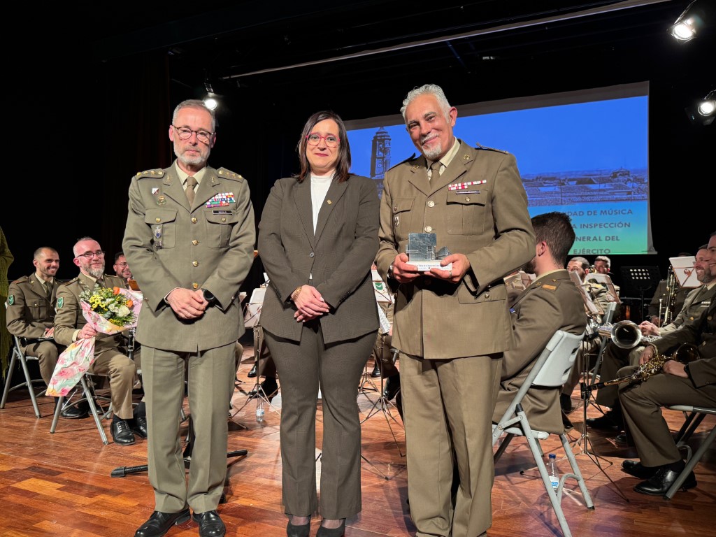 La Unidad de Música de la Inspección General del Ejército pone en pie al Teatro Municipal Los Titiriteros en Binéfar