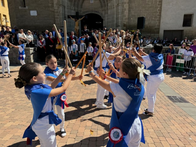 Binéfar celebra su día grande en honor al Santo Cristo de los Milagros con una concurrida ofrenda de flores y el dance del paloteau