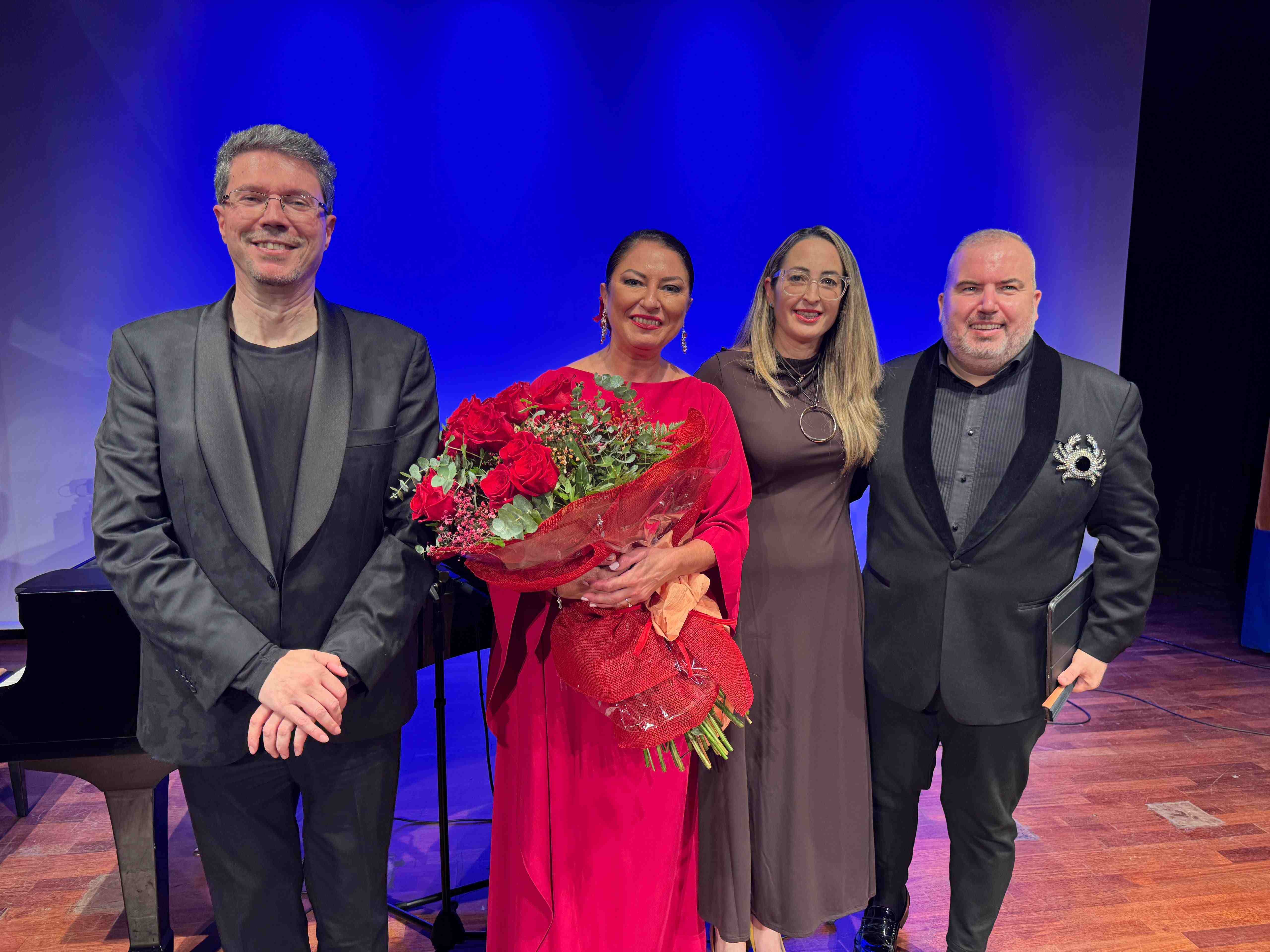 El aforo al completo del Teatro Los Titiriteros de Binéfar aclama a Montserrat Martí Caballé