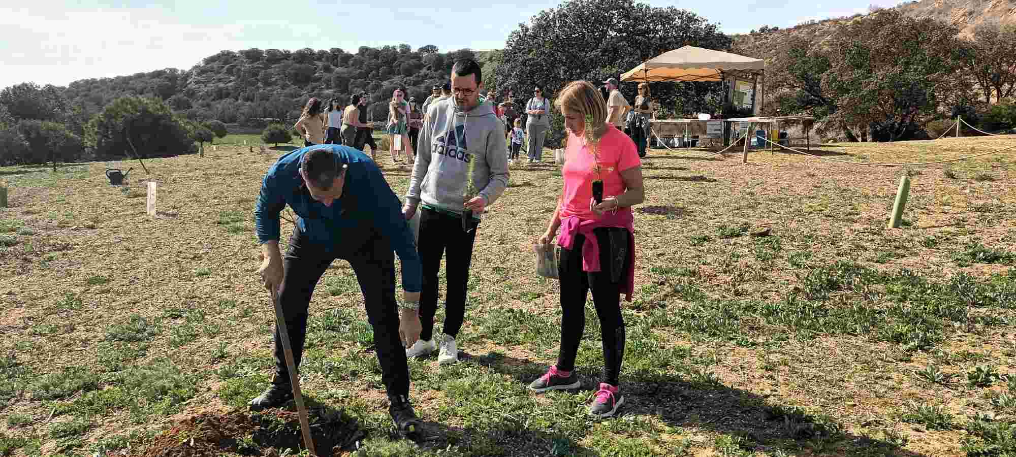 Vecinos de Binéfar celebran el Día del Árbol con una plantación popular
