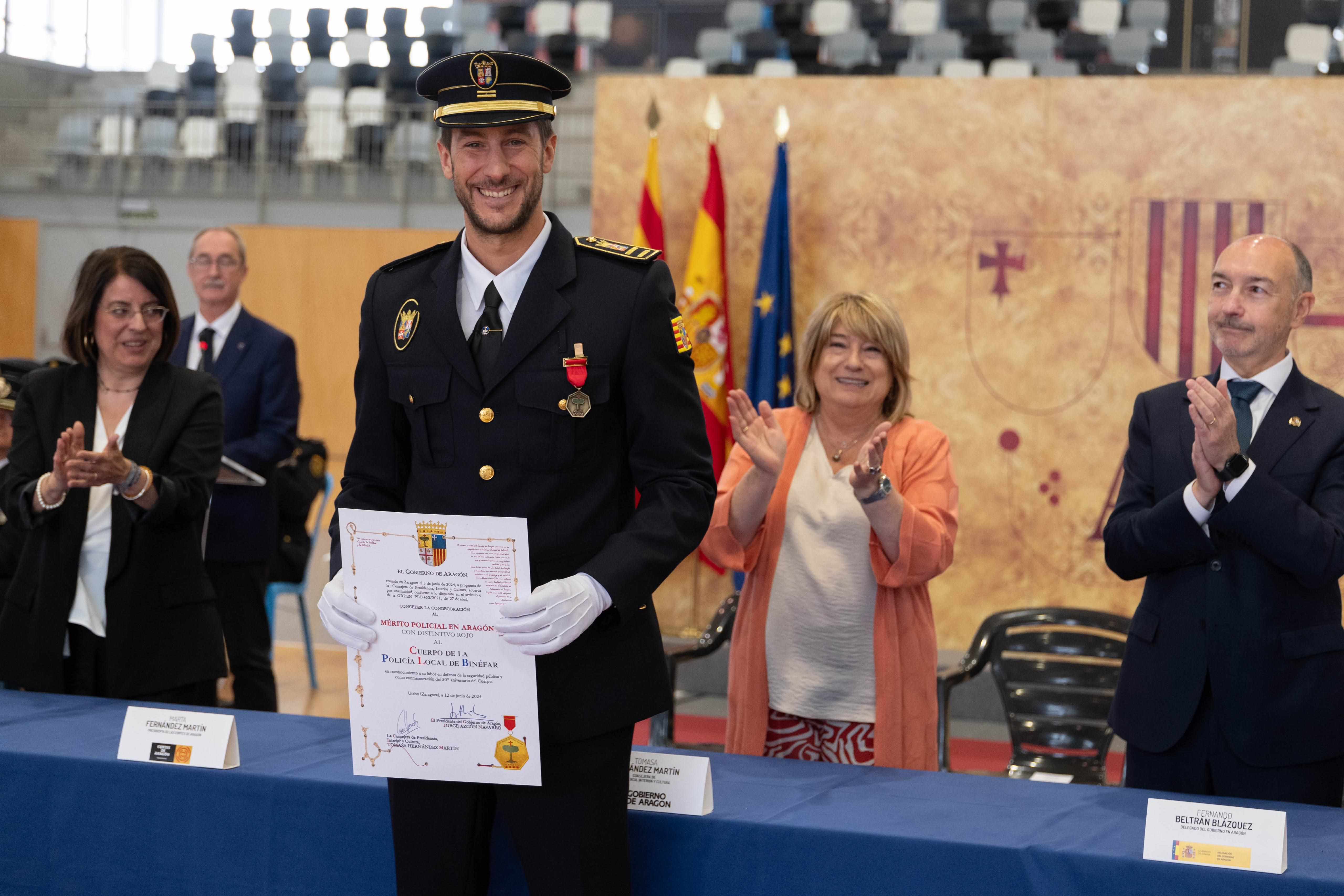 El Gobierno de Aragón entrega a la Policía Local de Binéfar, una de las condecoraciones al mérito policial
