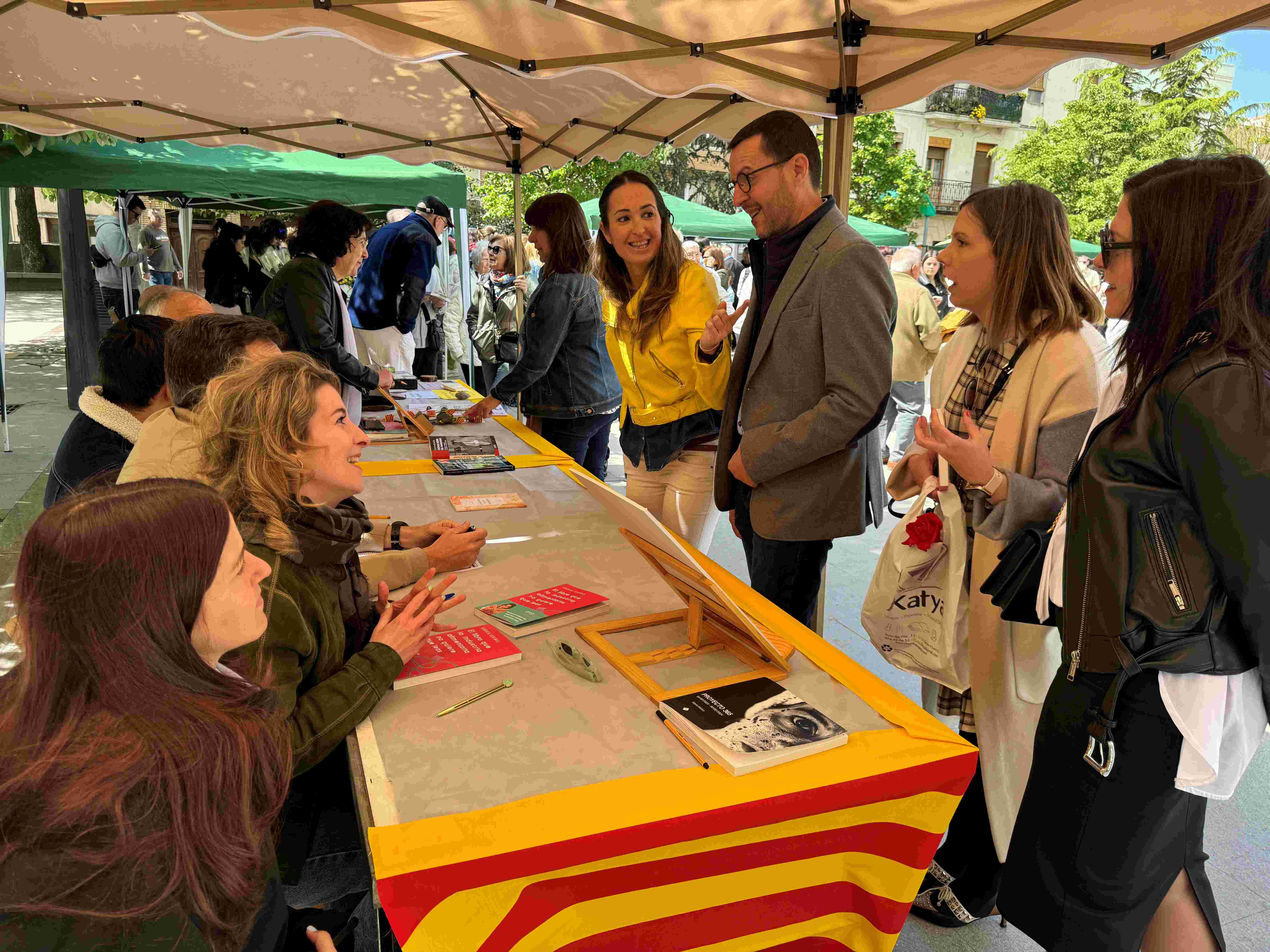 Autores locales firman sus libros para celebrar San Jorge en Binéfar