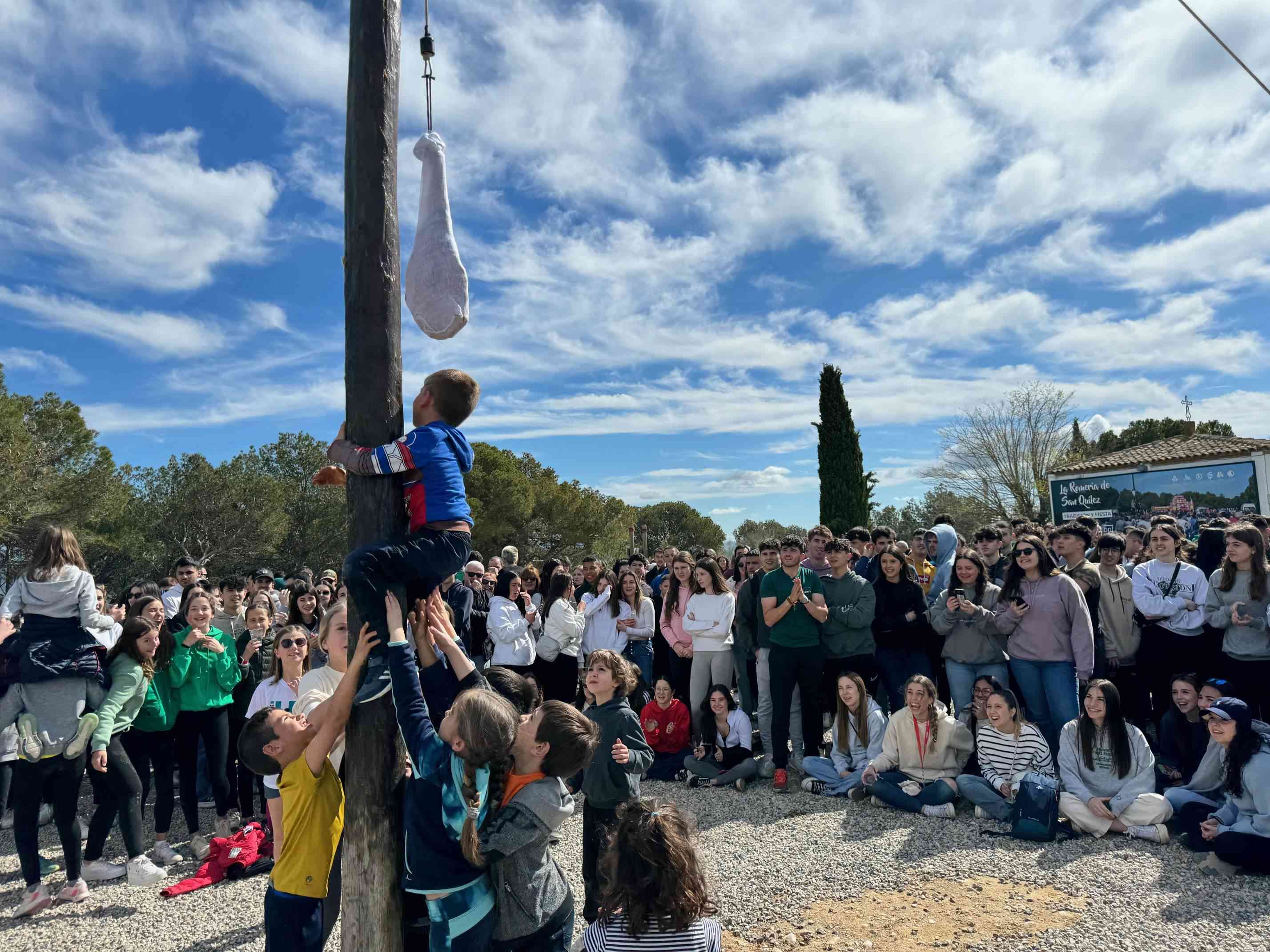 Binéfar vive el Lunes de Pascua una multitudinaria romería a la ermita de San Quílez