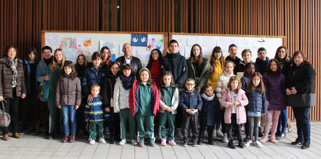 Los escolares de Binéfar protagonizan un acto conjunto para celebrar el Día de la No Violencia y la Paz