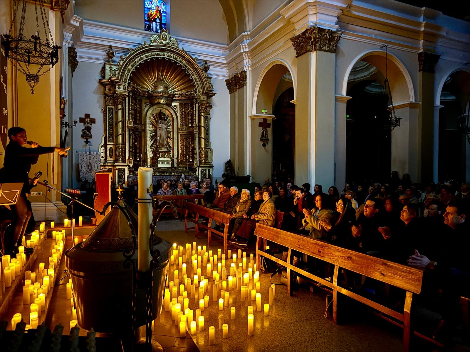 Los boleros y el góspel de Yamile Wilson llenan la Iglesia de San Pedro Apóstol en el inicio de Luz Binéfar
