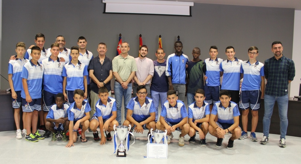 El Ayuntamiento homenajea al Club Fútbol Base por el ascenso de los equipos cadete e infantil