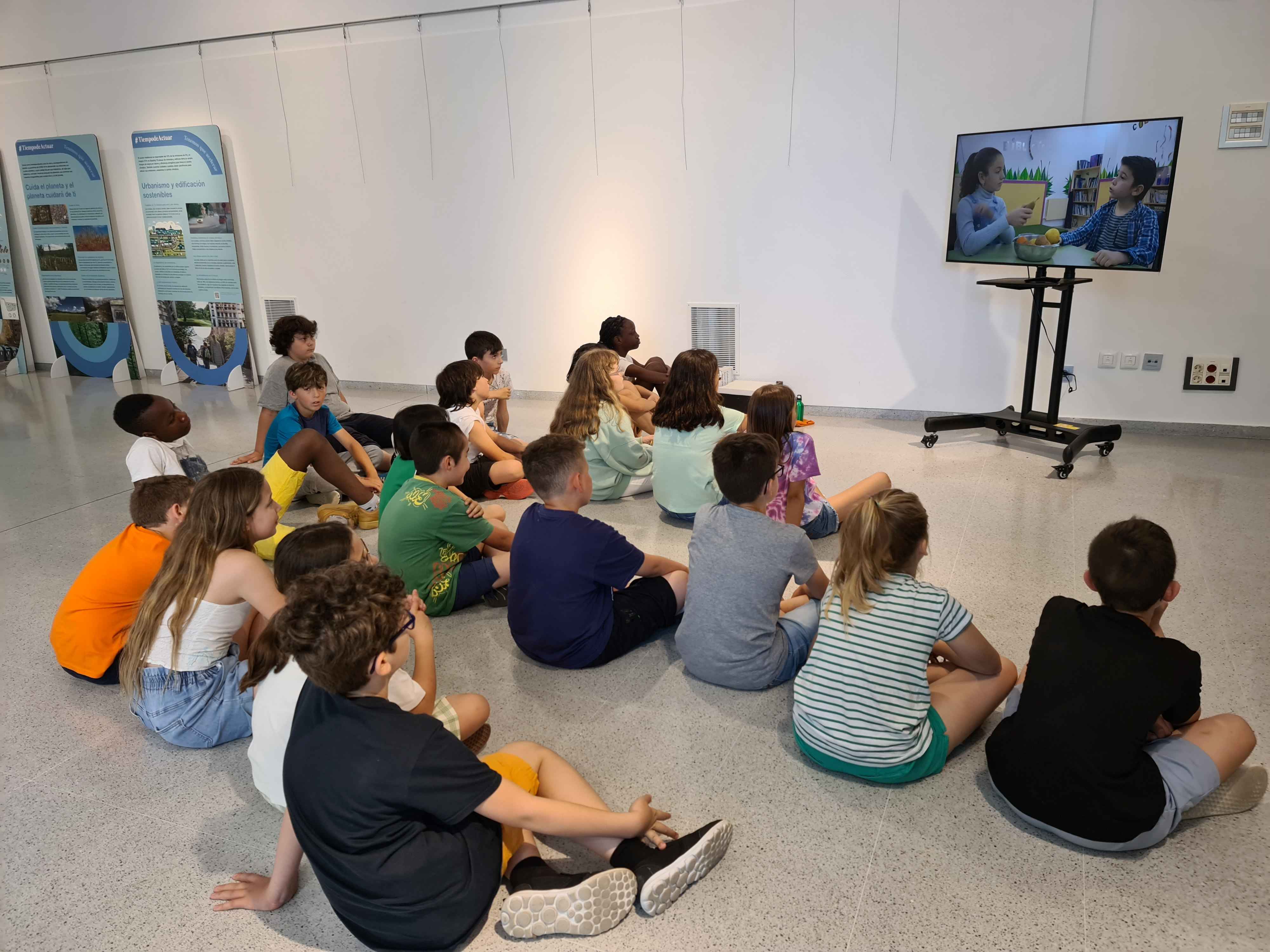 Los escolares de Binéfar se informan del futuro en la exposición “¡Emergencia climática!”